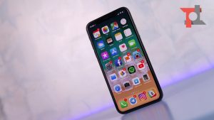 iPhone X e Apple Watch Edition fuori dal listino Apple, con altri smartphone e l'adattatore da 3,5 millimetri 2