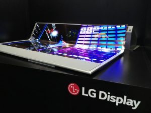 LG mostra un display OLED da 77" Ultra HD, trasparente e flessibile 2