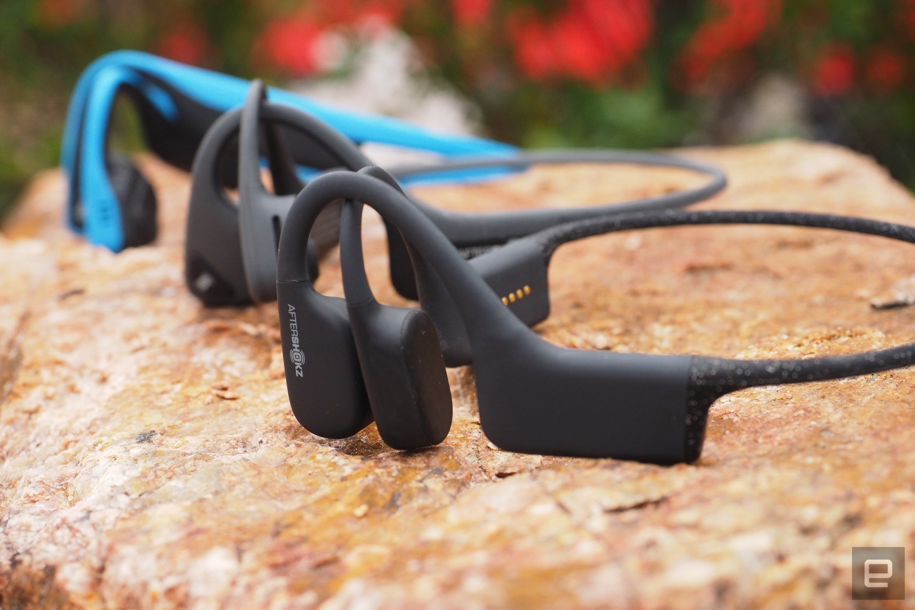 Беспроводные наушники aftershokz aeropex blue. Наушники AFTERSHOKZ XTRAINERZ. AFTERSHOKZ наушники as700. AFTERSHOKZ XTRAINERZ Black Diamond. AFTERSHOKZ Aeropex Cosmic Black (as800cb).