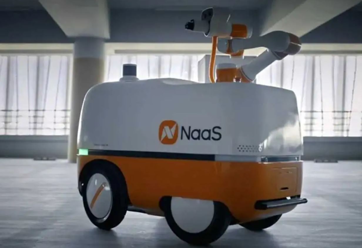 NaaS Technology robot ricarica auto elettriche