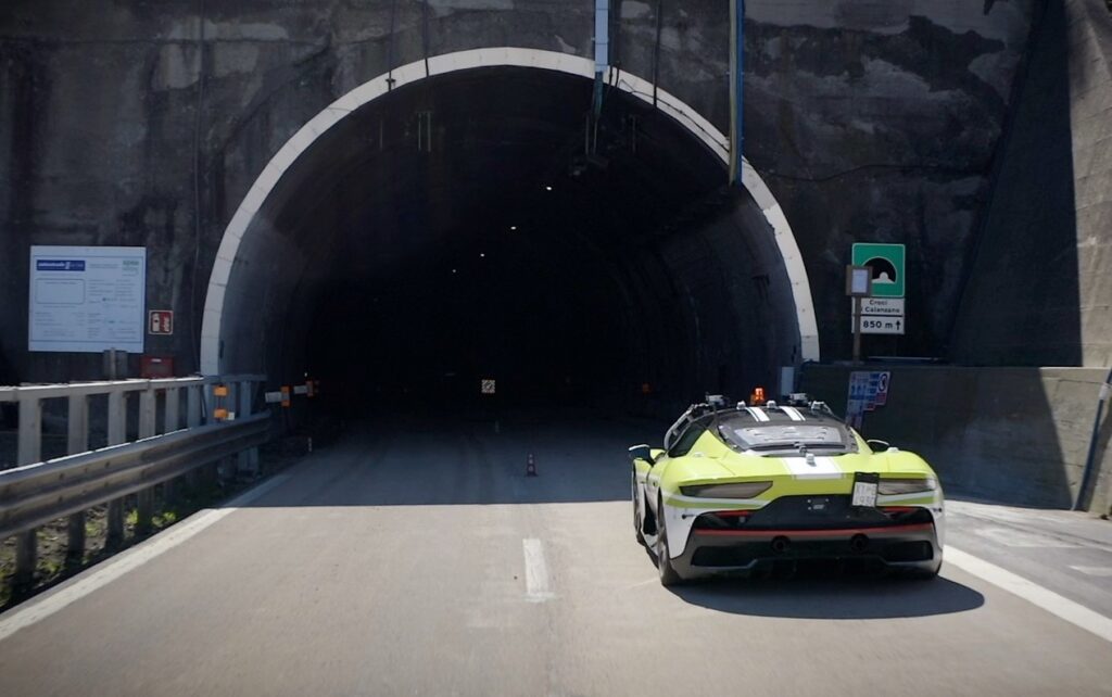 Un sistema di connessione in prova per la guida autonoma in autostrada