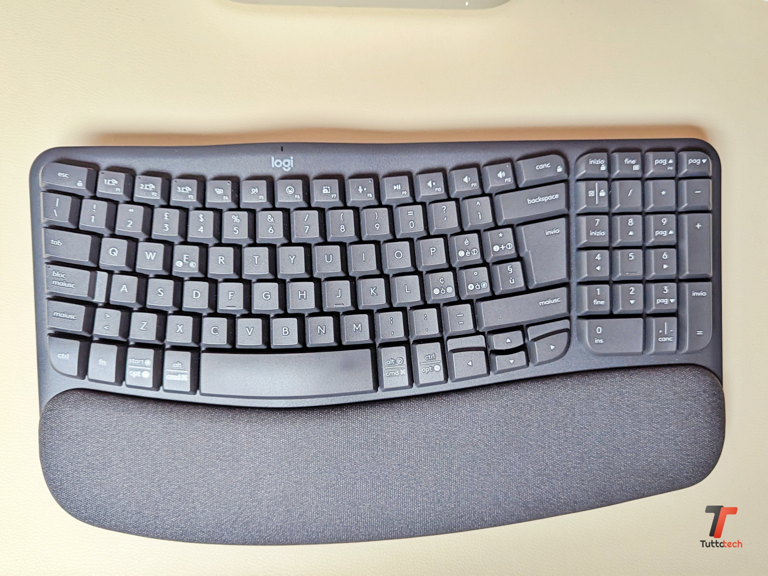 Wave Keys è la nuova tastiera ergonomica di Logitech. Poggiapolsi imbottito  e design a onda per digitare comodamente