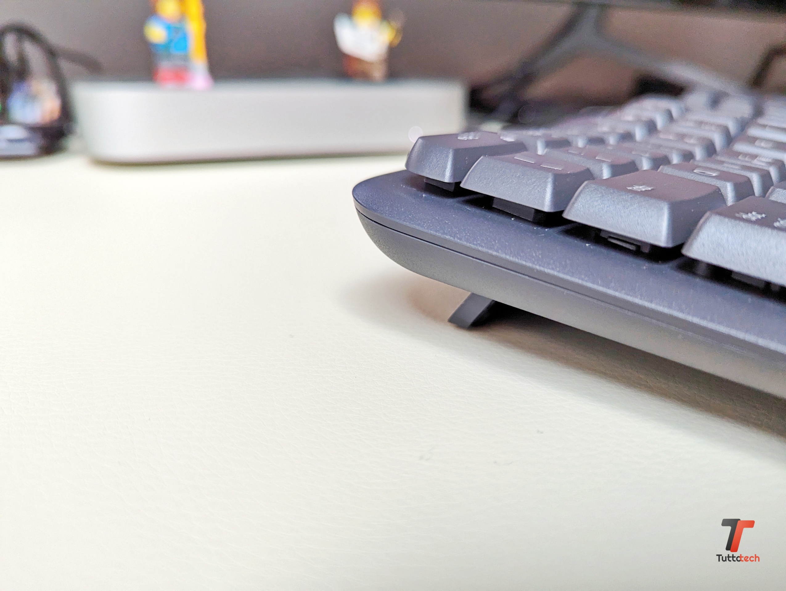 Wave Keys è la nuova tastiera ergonomica di Logitech. Poggiapolsi imbottito  e design a onda per digitare comodamente