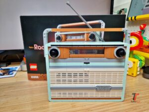 Recensione LEGO Iconse Radio Vintage, torna l'epoca delle radioline portatili 3
