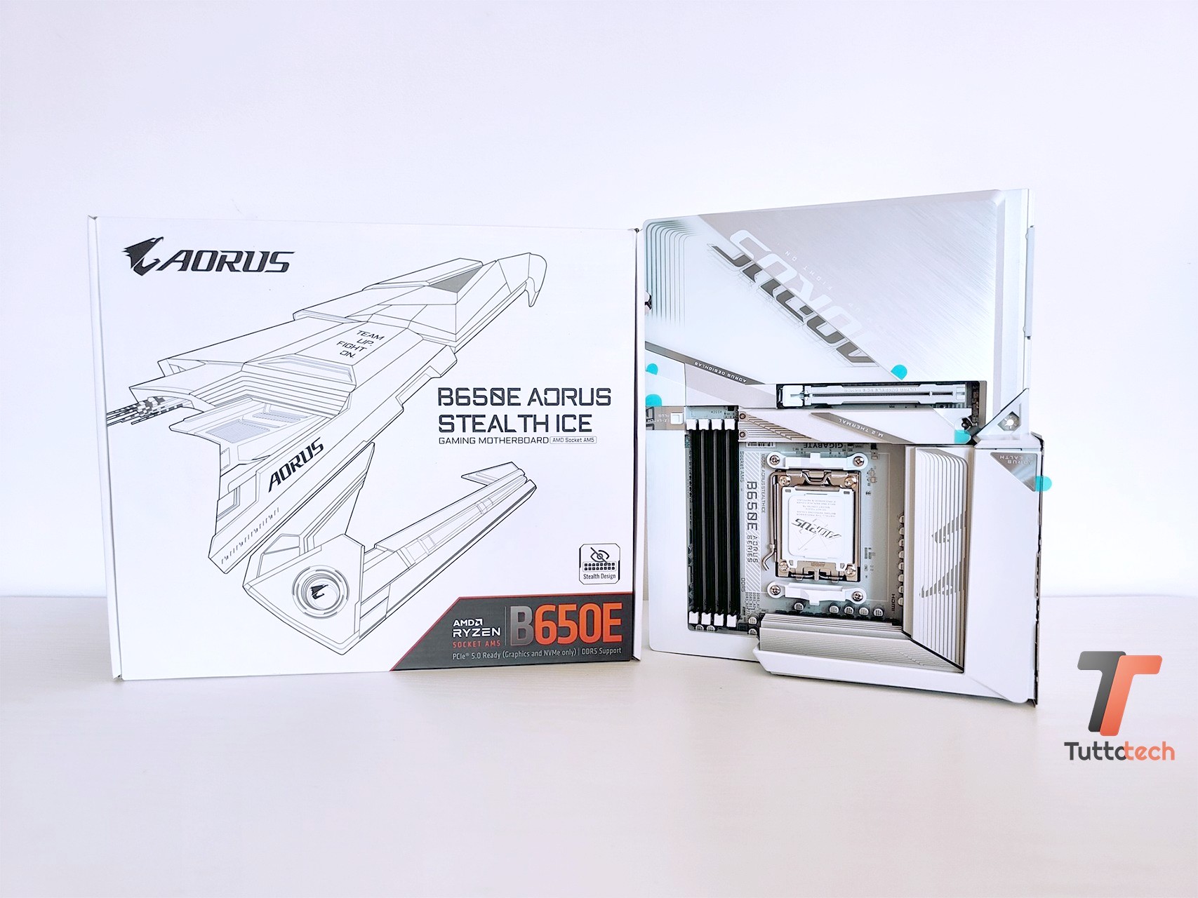 Gigabyte B650E AORUS STEALTH ICE top