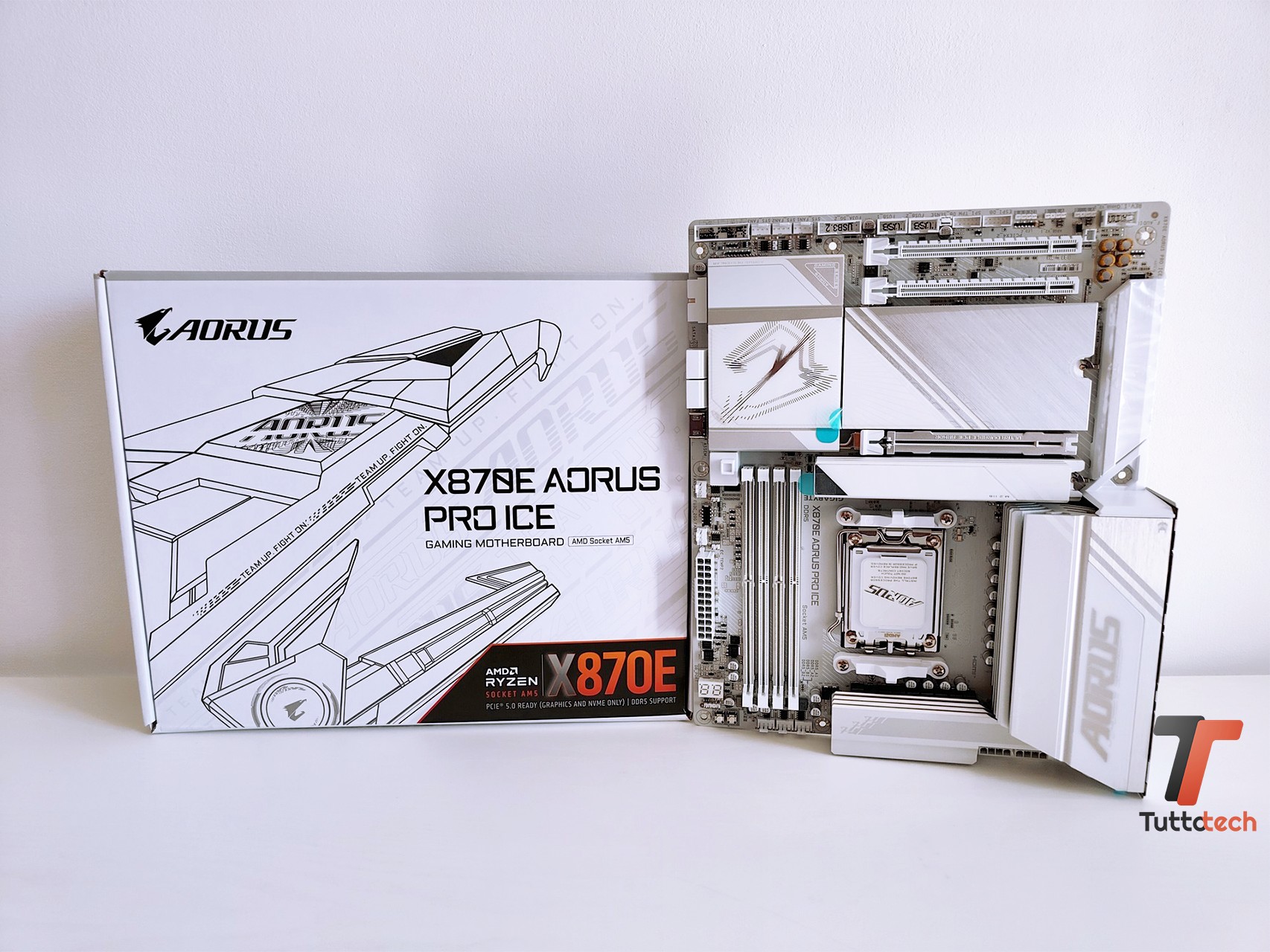 Gigabyte AORUS X870E PRO ICE COPERTINA