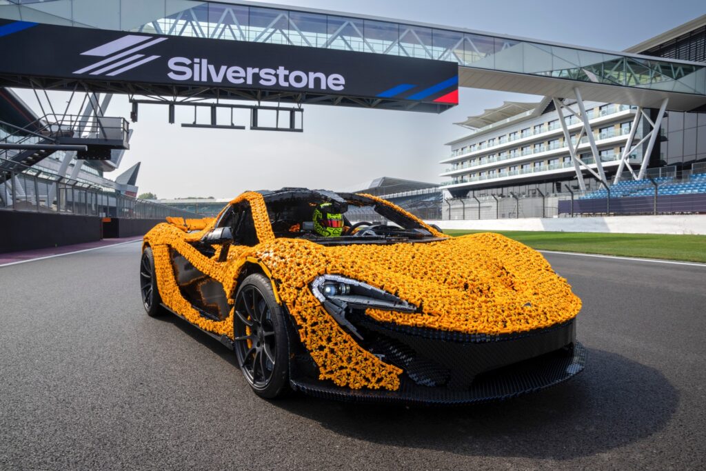 McLaren P1 LEGO con Lando Norris