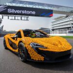 Lando Norris ha guidato una McLaren P1 costruita con LEGO Technic 1