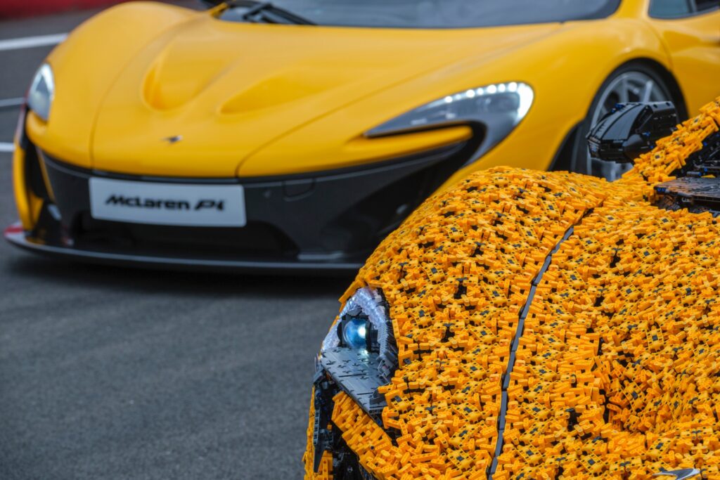 McLaren P1 LEGO con Lando Norris