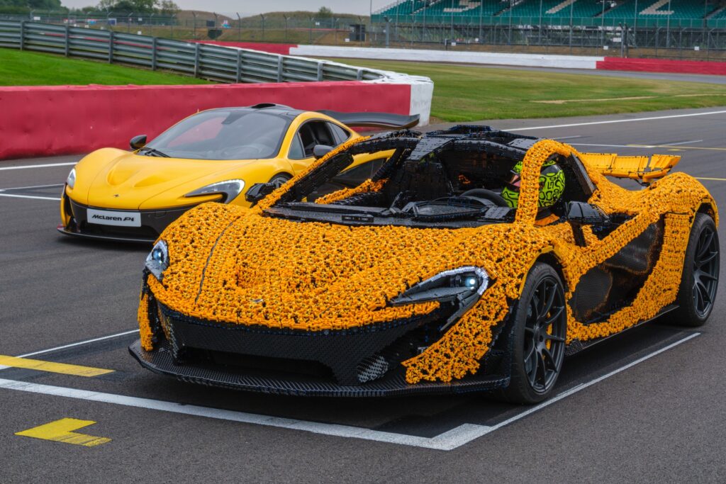 McLaren P1 LEGO con Lando Norris