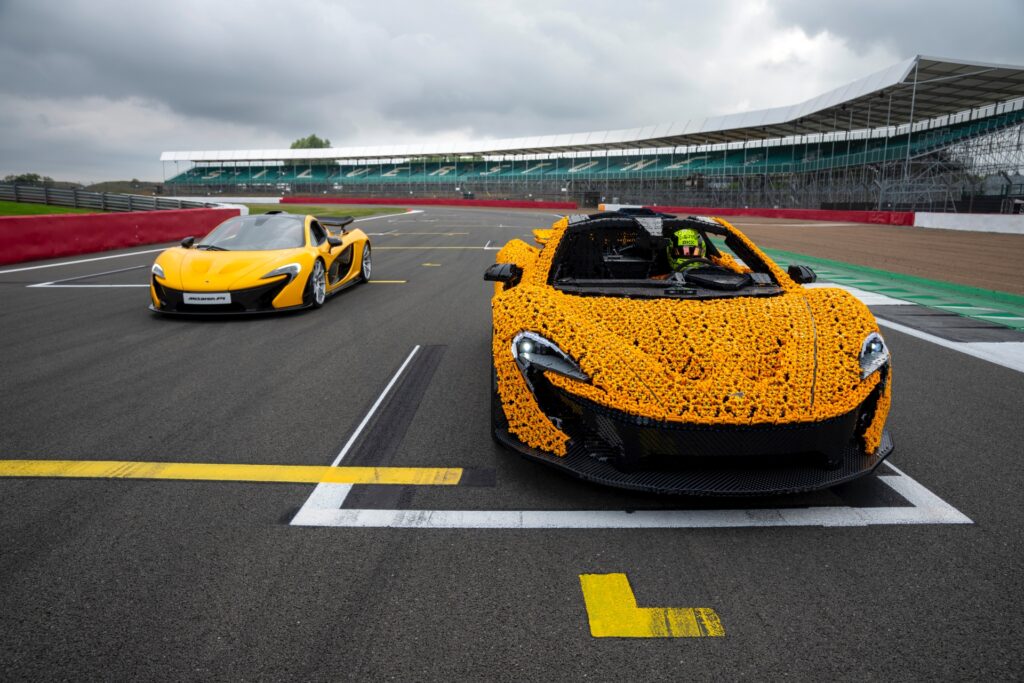 McLaren P1 LEGO con Lando Norris