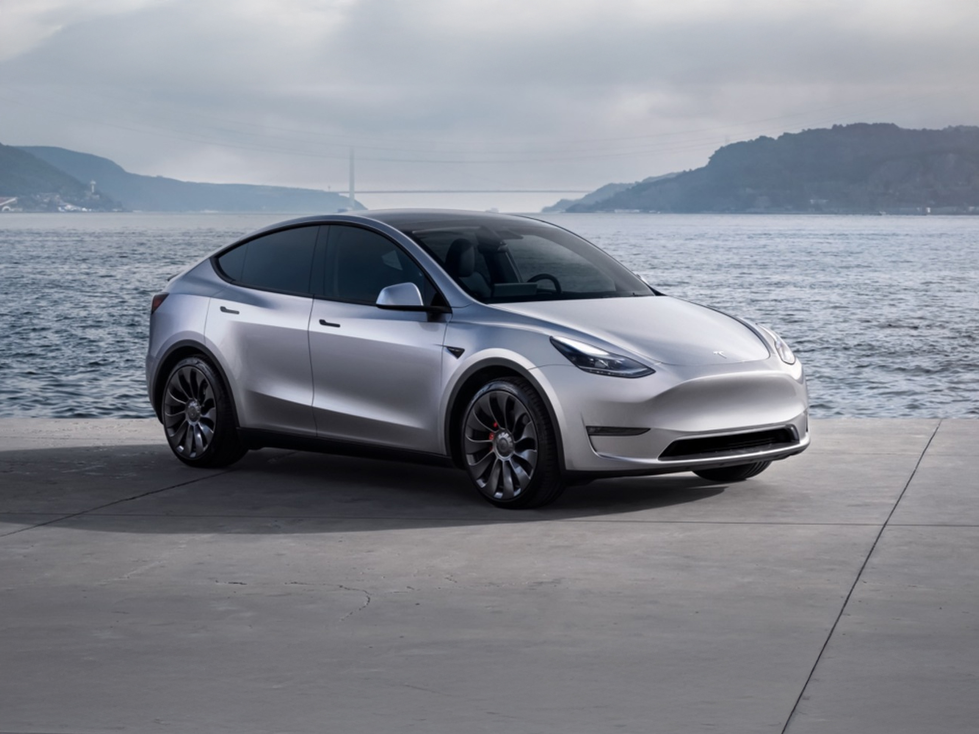 Tesla model y grigia